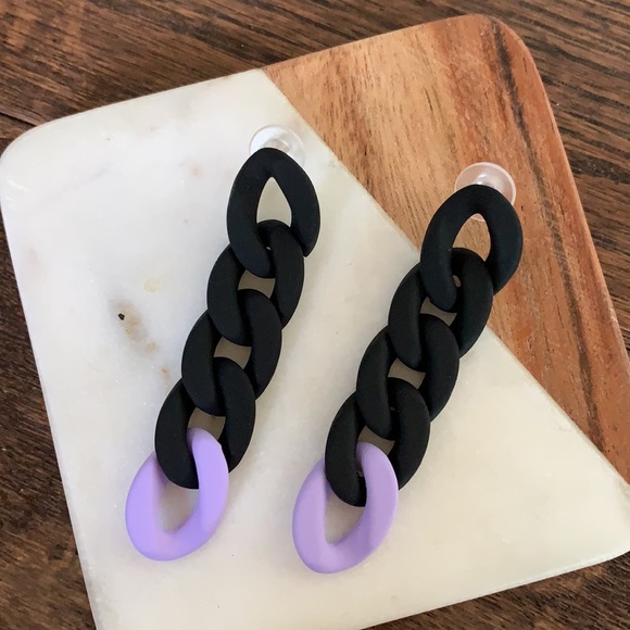 Black Chain Link Earrings - Picture 2 of 3